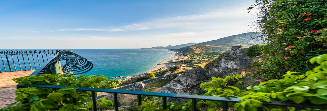 Die Küste von Catania im Sommer.